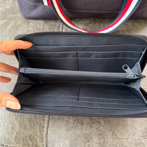 Tommy Hilfiger Black Tote and Wallet Set with Red and White Straps - Picture 4 of 12